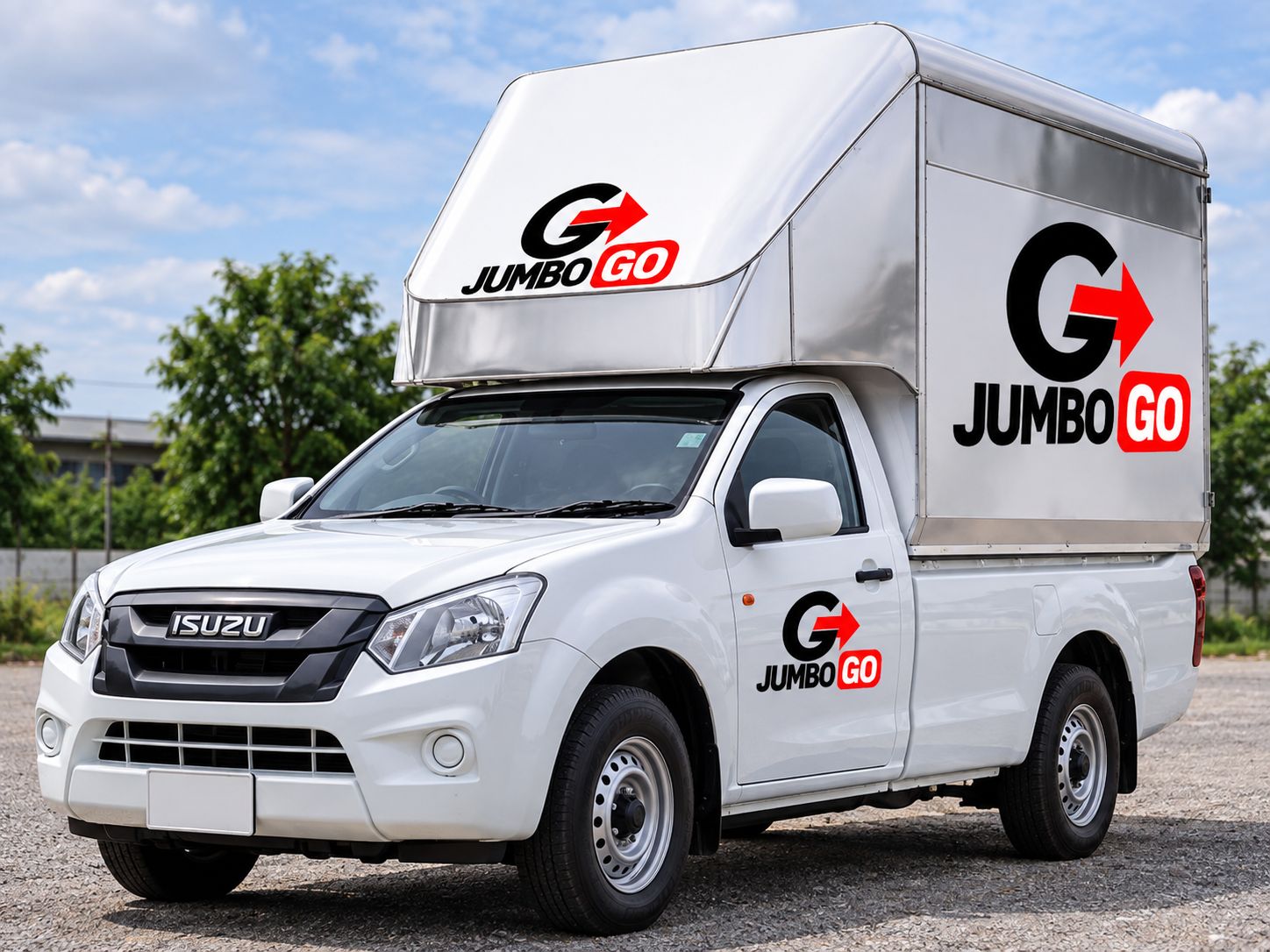 รถกระบะตู้ทึบสีขาวติดโลโก้ JUMBO GO